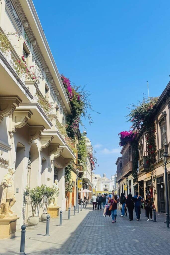 Wunderschöne europäische Straße mit historischen Gebäuden und Blumenampeln.