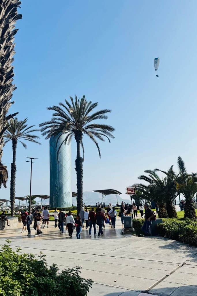 Moderne Sehenswürdigkeit am Meer mit Palmen und Besucher in West Hollywood.
