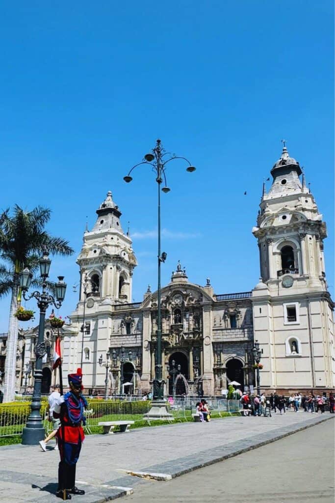 Historische Kathedrale mit barocker Architektur im Stadtzentrum.