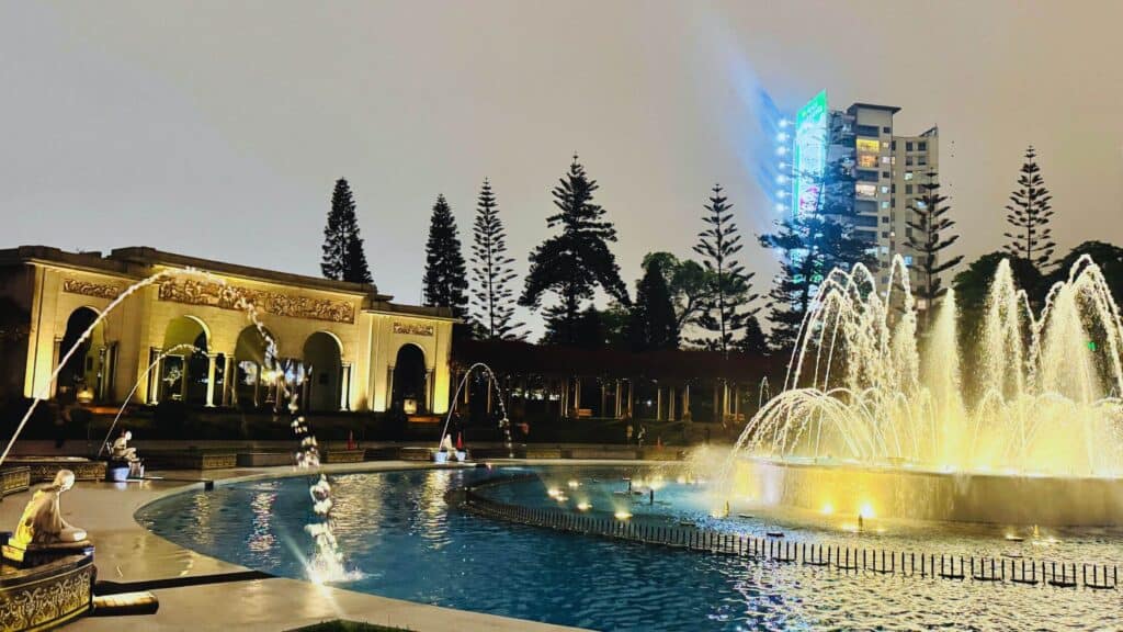 Beleuchtete Springbrunnen vor Kulturdenkmal bei Nacht, entspannte Atmosphäre in Mandyri.